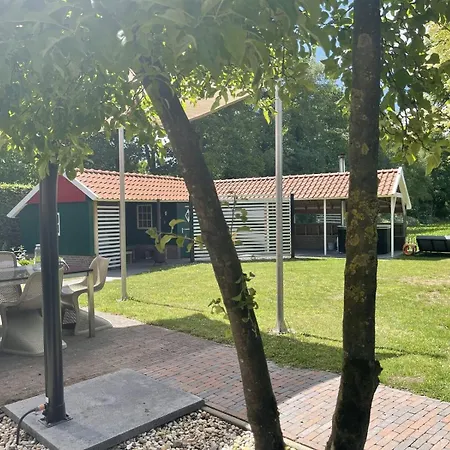 Holiday home De Goudvink 7-persoons, Overdekte Hottub En Loungebank, Finse Sauna, Wifi, Sunshower Lievelde
