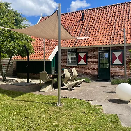 Dom wakacyjny De Goudvink 7-persoons, Overdekte Hottub En Loungebank, Finse Sauna, Wifi, Sunshower Lievelde