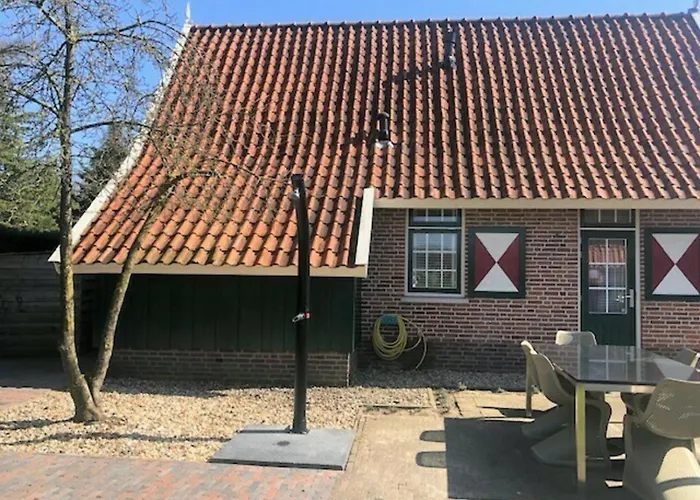 Dom wakacyjny De Goudvink 7-persoons, Overdekte Hottub En Loungebank, Finse Sauna, Wifi, Sunshower Lievelde